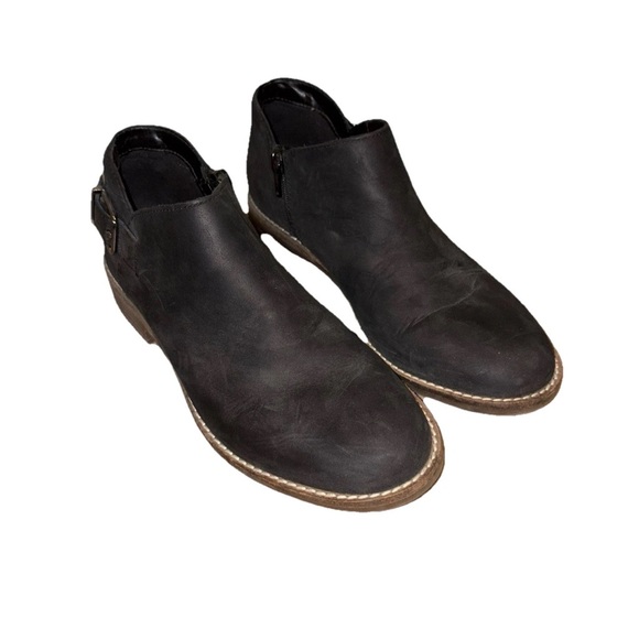 Collection by clarks Shoes - Black Ankle Boots with Sleek Design and Versatile Style
